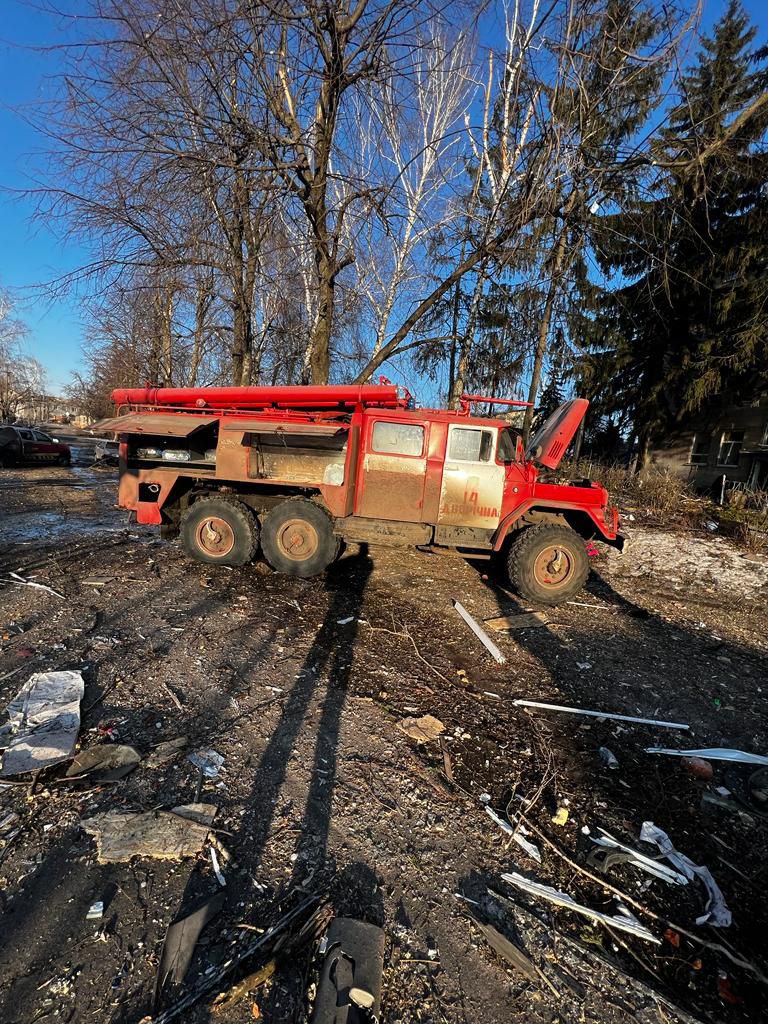 Війська РФ вдарили по рятувальниках, які шукали людей під завалами адміністрації на Харківщині, - ДСНС 01