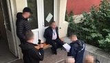 Чиновник Госмиграции на Закарпатье собирал c иностранцев по $400 за выдачу вида на жительство. ФОТО