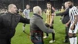 Російський олігарх Саввіді перервав футбольний матч у Греції, вибігши на поле з пістолетом. ВIДЕО