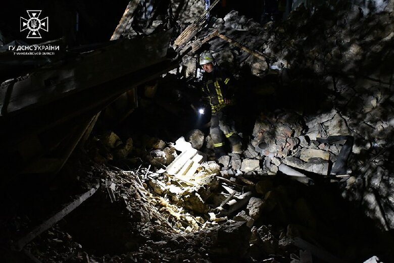 Наслідки ворожого обстрілу Миколаєва: зруйновано двоповерхівку 08