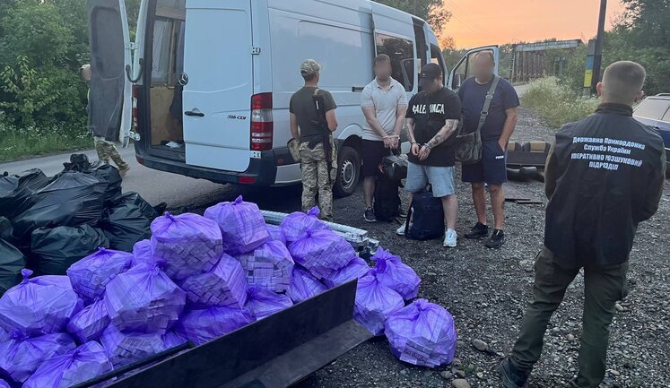 На Закарпатті чоловік намагався вивезти за кордон двох "пасажирів" і 20 тис. пачок сигарет в обшивці мікроавтобуса, - Держприкордонслужба. ВІДЕО+ФОТОрепортаж