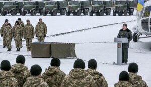 "Теперь нам есть чем защищать украинскую землю": Порошенко передал армии 100 единиц военной техники и 2 вертолета Ми-8. ФОТОрепортаж