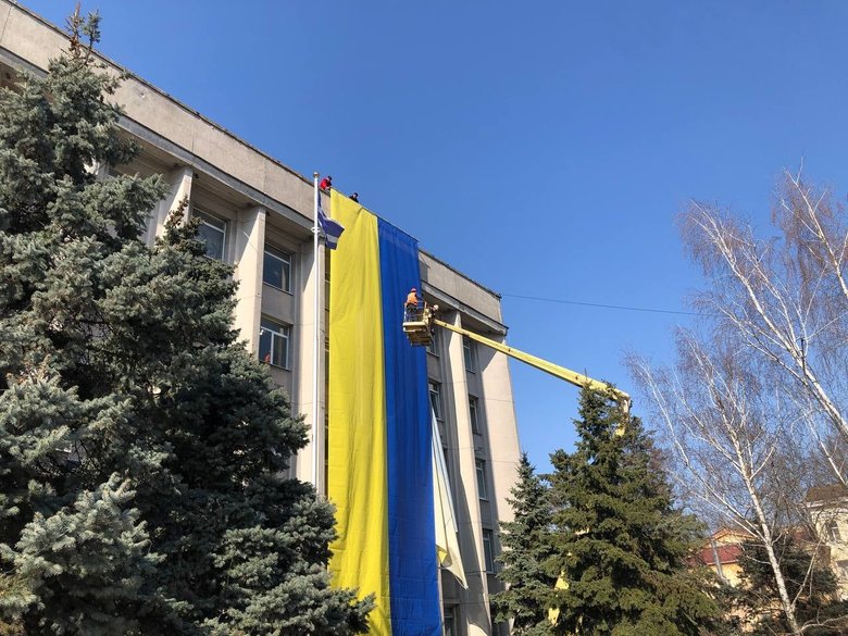 На горсовете захваченного Херсона повесили большой украинский флаг 01
