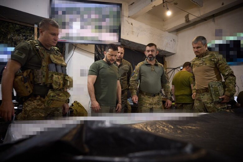 Зеленський відвідав бригади, які ведуть наступальні дії в межах ОТУ Соледар 08