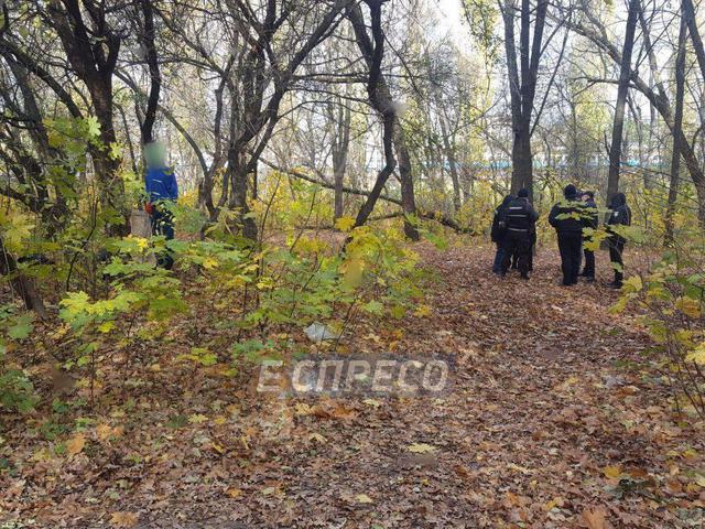 В одному з парків Києва виявили повішеного чоловіка 02