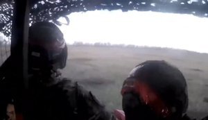 "Давай быстрее, сейчас разберут нас": рашист зафільмував влучання FPV-дрона у БМП-2 з піхотою. ВIДЕО