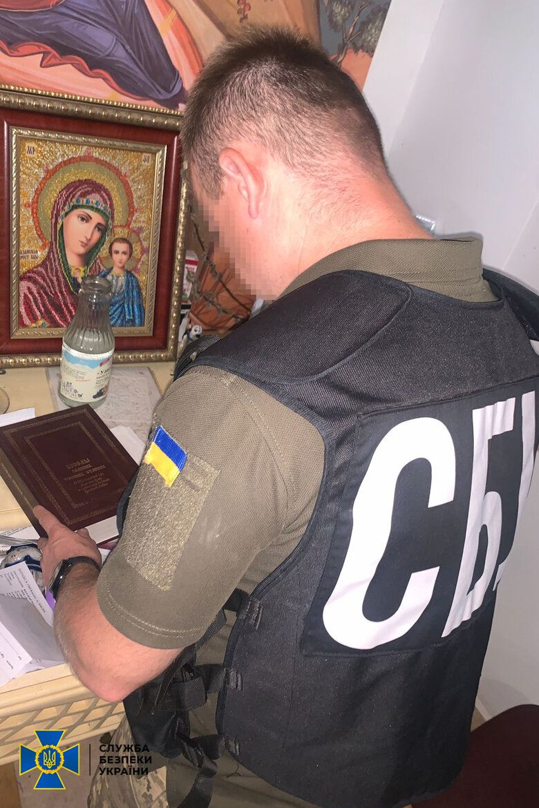 На Закарпатті кума дружини Медведчука, священника УПЦ МП викрили на пропаганді комунізму 08