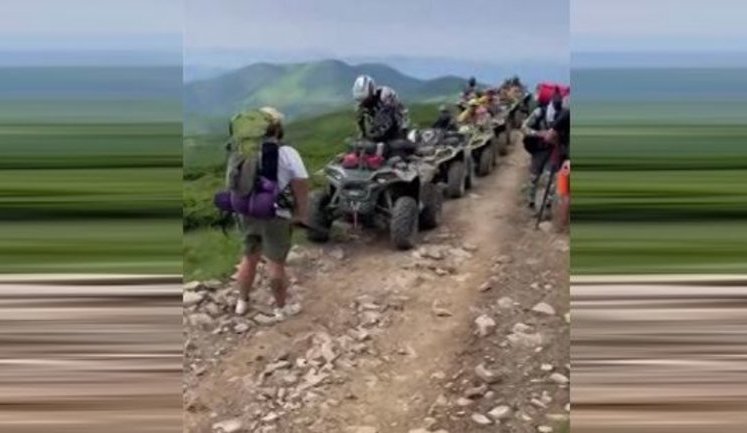 "Ви розумієте що це незаконно? Це - заповідник!" - у Карпатах українські туристи розвернули групу поляків, які їхали на гору Петрос на квадроциклах. ВIДЕО
