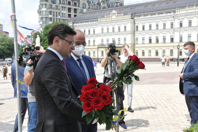 Глава МЗС Греції Дендіас поклав квіти до Стіни памяті полеглих захисників України 12