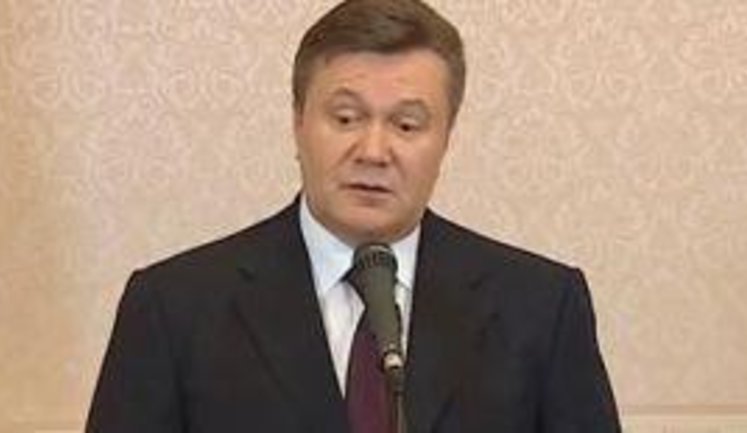 Януковичу в Администрацию принесли тысячи подписей за освобождение политзаключенной Тимошенко - и это только часть. ВИДЕО