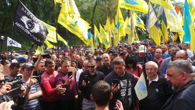 Car owners with EU license plates picket Verkhovna Rada 01