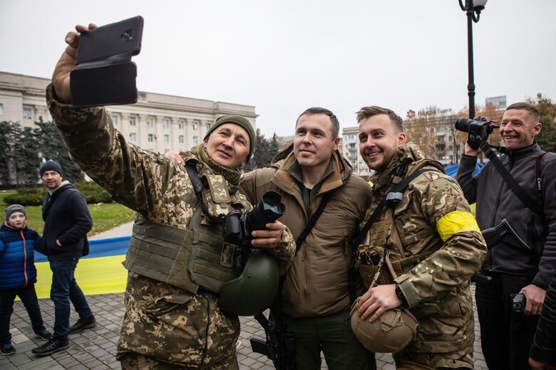 Роман Костенко: Багато хто з професійних російських командирів сьогодні вже на концерті Кобзона. Тому справи у росіян набагато гірші 05