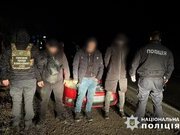 Поліцейські спільно з прикордонниками викрили 36-річного жителя Одеси, який намагався переправити за кордон двох чоловіків призовного віку