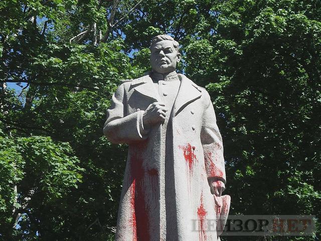 Невідомі облили червоною фарбою памятник Ватутіну в Києві 05