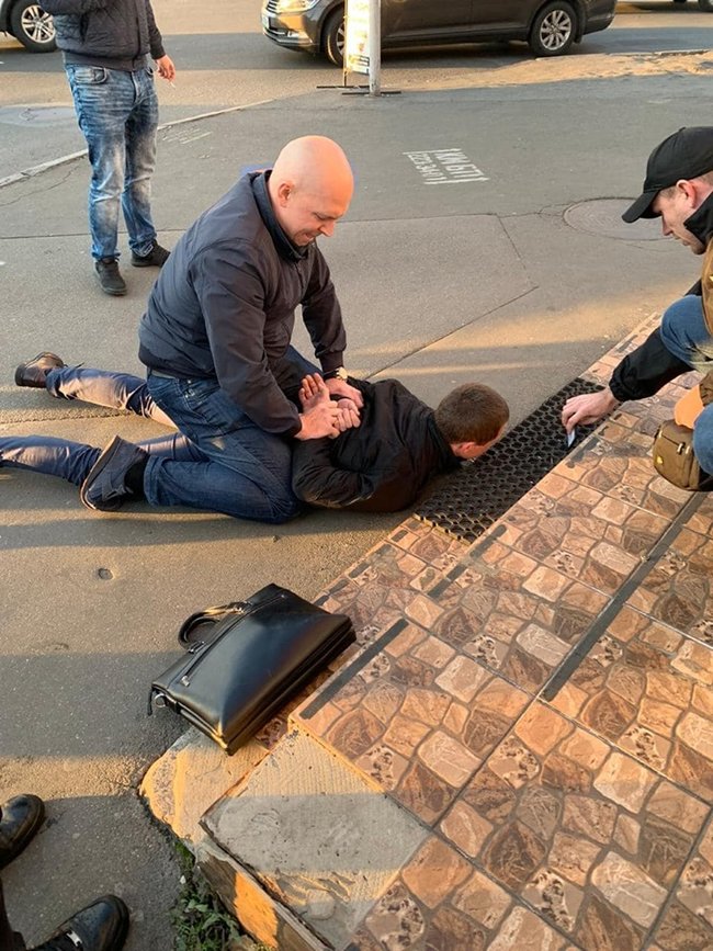 Слідчий Нацполіції Києва упіймався на хабарі $3 тис. - ДБР 01