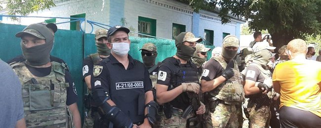 Дом ромов забросали камнями и яйцами на Харьковщине 05
