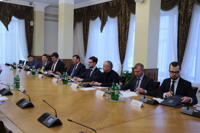 Луценко - голові прокуратури Нідерландів: зміни до українського законодавства на розслідування катастрофи МН-17 не вплинуть 02