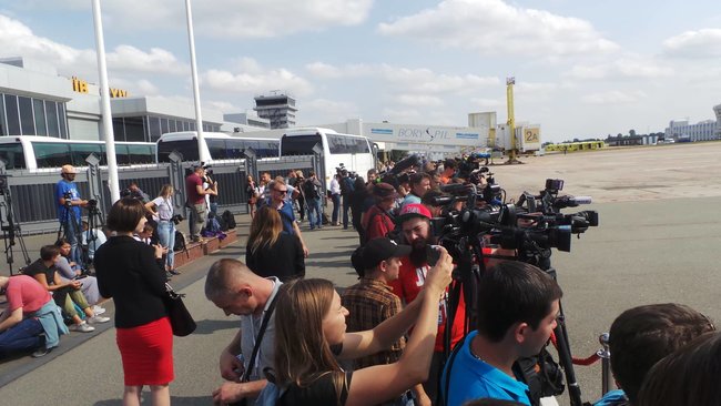 Родичі, журналісти, Зеленський, Баканов, Аваков у Борисполі чекають літака з українцями 02