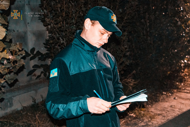 В Киеве сгорел двухэтажный частный дом, огонь повредил три автомобиля, мужчина в крайне тяжелом состоянии доставлен в больницу, - ГСЧС 12