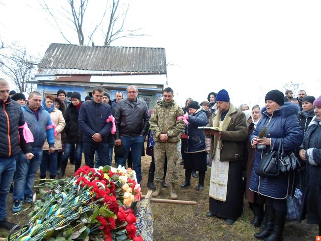 Загиблого на Донбасі воїна Сергія Данілейченка провели в останню путь у Черкаській області 03