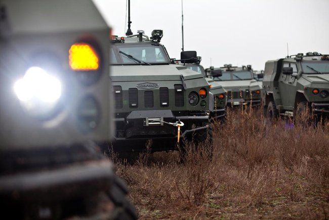 Минобороны получило партию новейших бронеавтомобилей повышенной проходимости Новатор 05