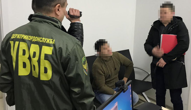 Россиянин попытался попасть в Украину за взятку в $200, а попал бесплатно, но сразу в отделение полиции. ФОТО
