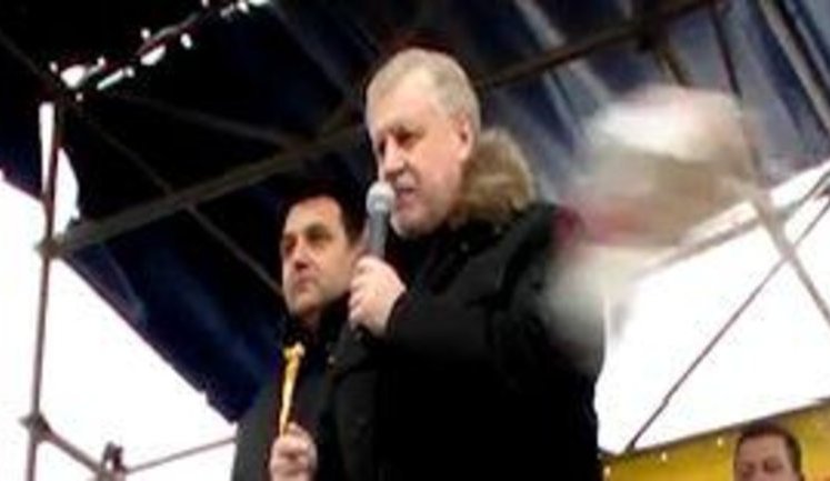 "Страшная" месть: Студент бросил в российского политика Миронова подушкой. ВИДЕО.