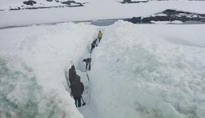Антарктическую станцию "Академик Вернадский" засыпало трехметровым слоем снега: полярники до сих пор расчищают инфраструктуру. ФОТОрепортаж