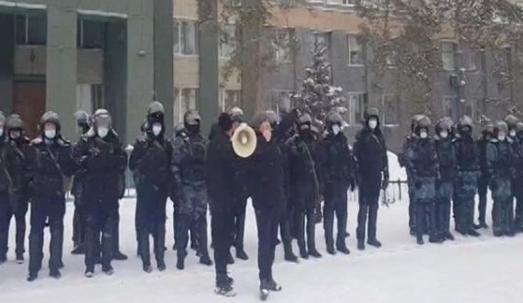 В казахском Актобе ОМОН объявил о переходе на сторону протестующих. ВИДЕО