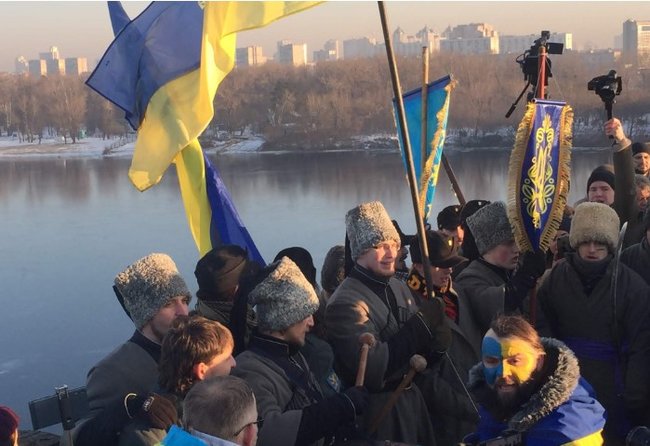 Українці створили живий ланцюг Соборності на мосту Патона в Києві 05 Українці створили живий ланцюг Соборності на мосту Патона в Києві 05