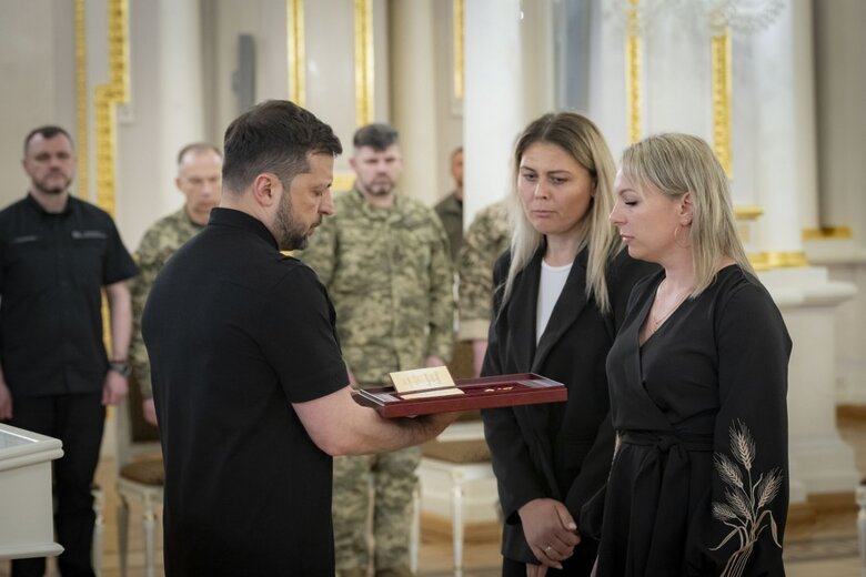 Zelensky presented the awards to seven'ям Героїв України
