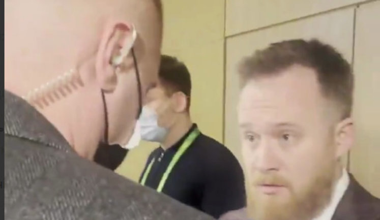 "Вы нападали на меня! Вы о статусе народного депутата знаете?! Вы кто вообще?!": "Слуга народа" Камельчук поскандалил с охраной на съезде партии. ВИДЕО