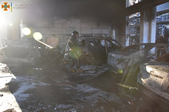 На территории завода Лукойл в Одессе дотла сгорели шесть автомобилей, - ГСЧС 03