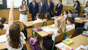 Зарплаты украинских учителей надо довести до рыночного уровня, - Гройсман