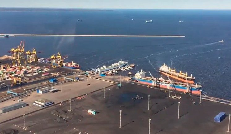 Дроны снова атакуют порт Усть-Луга в Ленинградской области РФ