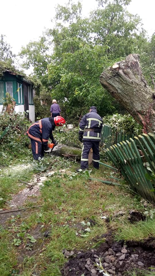 Через шквали та зливи знеструмлено і підтоплено села в Рівненській області, - ДСНС 06