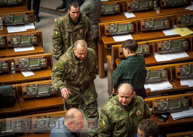 Як минув день у Раді: правоохоронці в сесійній залі, Фейсбук Литвина і Савченко, яка затрималася після засідання 12 Як минув день у Раді: правоохоронці в сесійній залі, Фейсбук Литвина і Савченко, яка затрималася після засідання 12