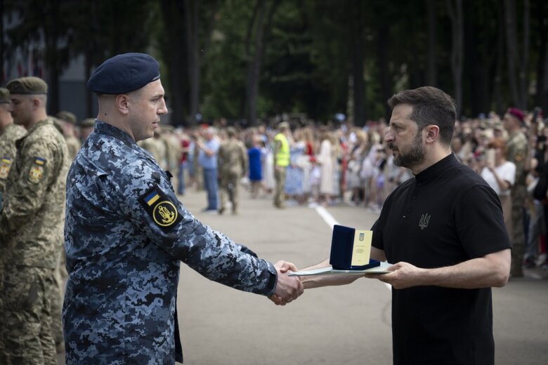 Зеленський вручив дипломи в Національному університеті оборони
