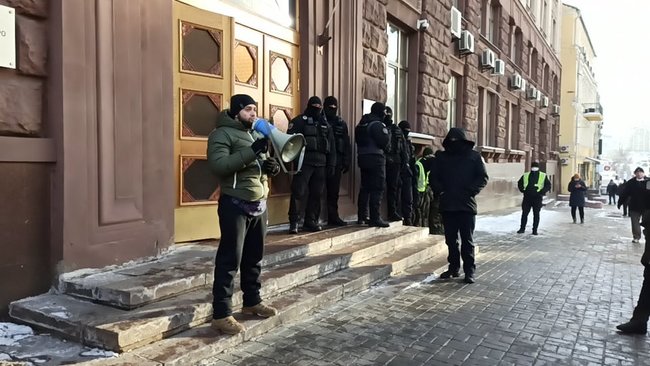 Что должен делать командир, если у него в подразделении такой черт?: под ГБР жгли файеры в поддержку арестованного комбата Лановенко 01