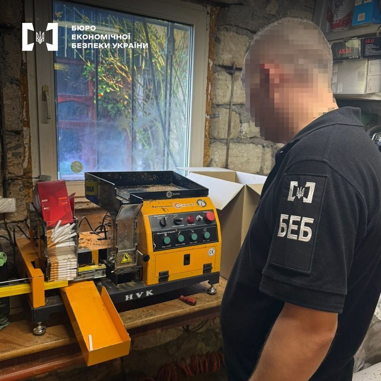БЕБ знайшло нелегальне виробництво сигарет на Вінниччині