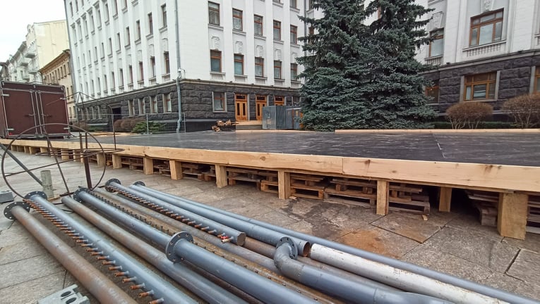 Под Офисом Президента начали устанавливать каток 05
