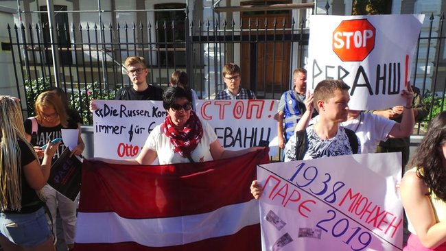 Страсбург-2019 = Мюнхен-1938 - активісти в Києві пікетували посольства країн, делегації яких повернули РФ в ПАРЄ 09