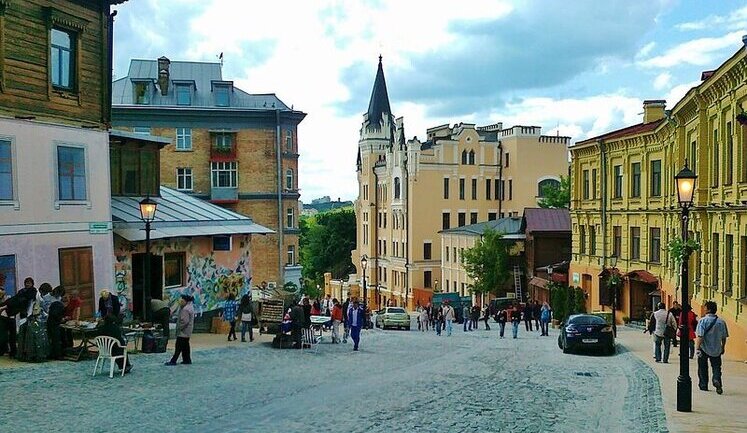 У центрі Києва з історичних будівель приберуть незаконну рекламу