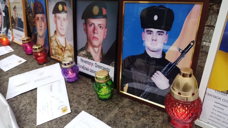 Требую справедливости: родные погибших военнослужащих пикетировали ОП с требованием расследовать случаи небоевых потерь 07