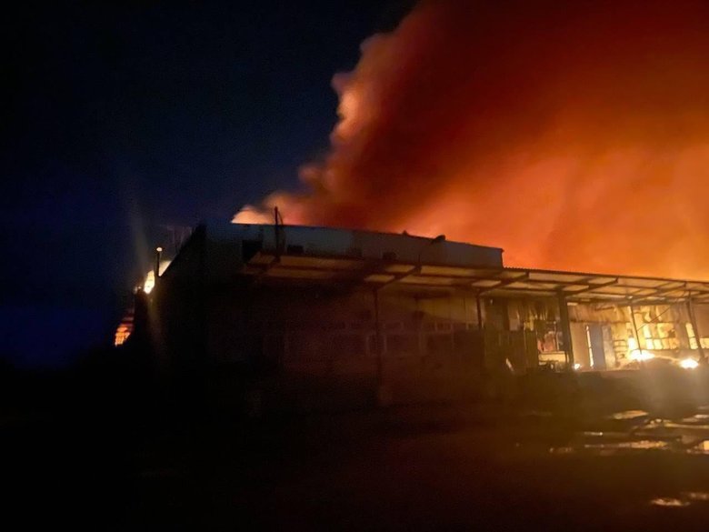У Павлограді дрони влучили у склад: виникла пожежа