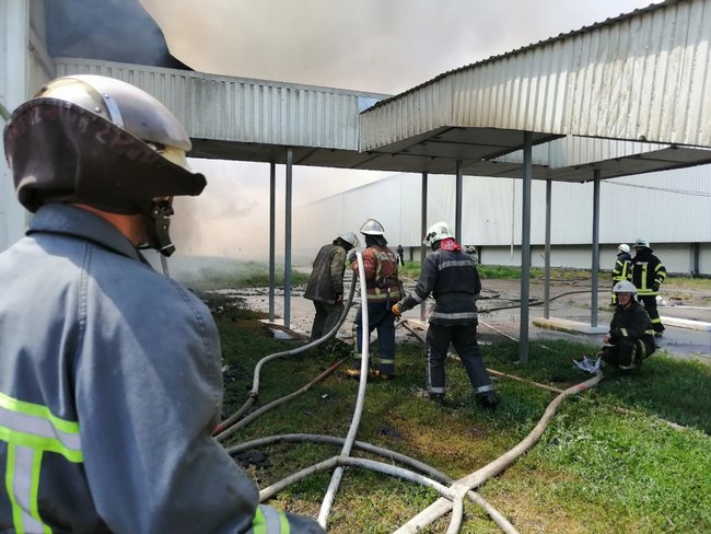 В Киевской области горела птицефабрика 01