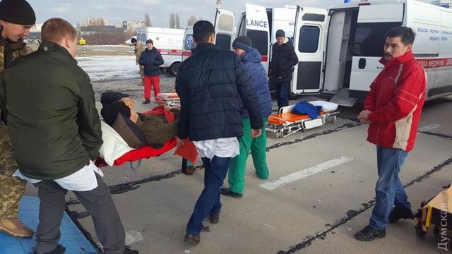 13 поранених військовослужбовців доставлено літаком до Одеси 03 13 поранених військовослужбовців доставлено літаком до Одеси 03