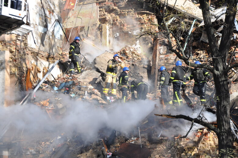At site of kamikaze drone attack in Kyiv, rubble is being cleared 25