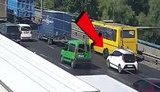 На Северном мосту в Киеве маршрутка на ходу потеряла два колеса. ВИДЕО
