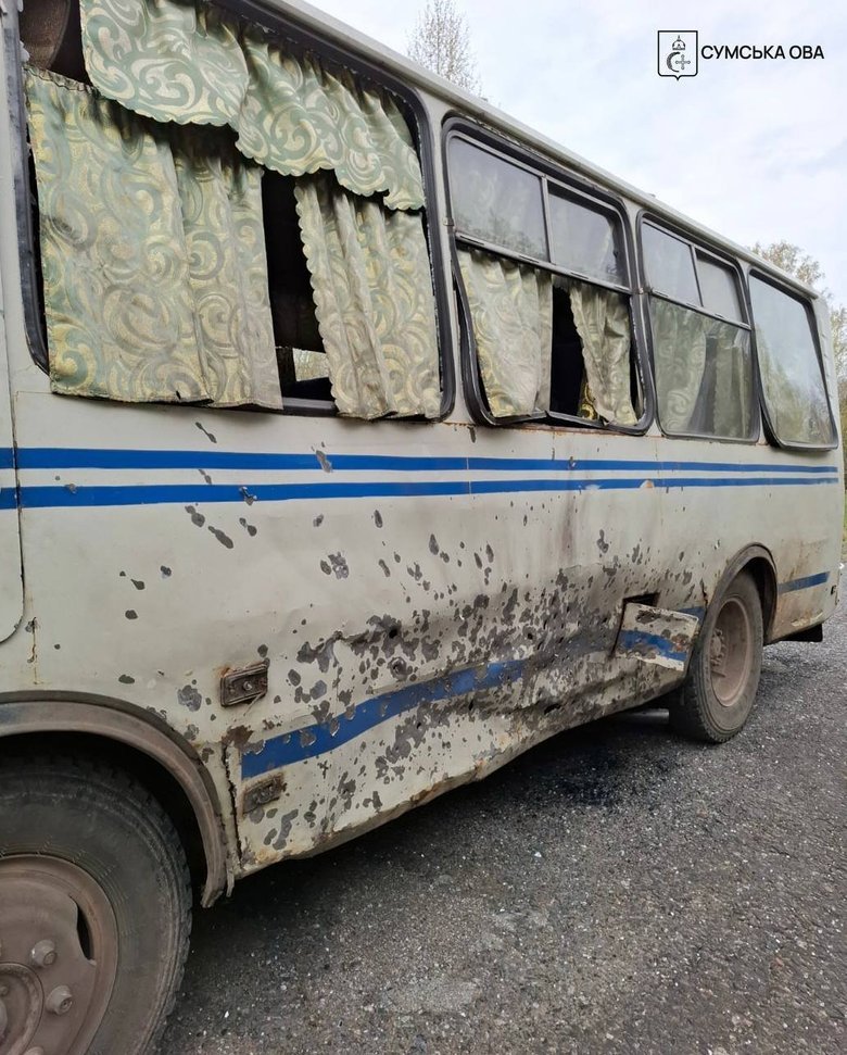 Удар вражеского дрона по автобусу в Сумской области